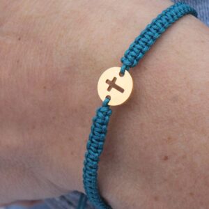 PULSERA CRUZ AZUL MACRAMÉ