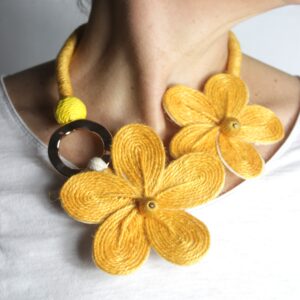 COLLAR FLORES AMARILLAS