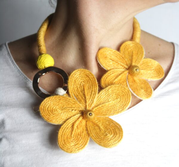 COLLAR FLORES AMARILLAS